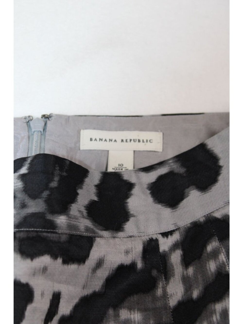 Banana Republic Gray & Black Animal Print Pencil Skirt Size 10 Rear Zip Closure - Picture 2 of 3